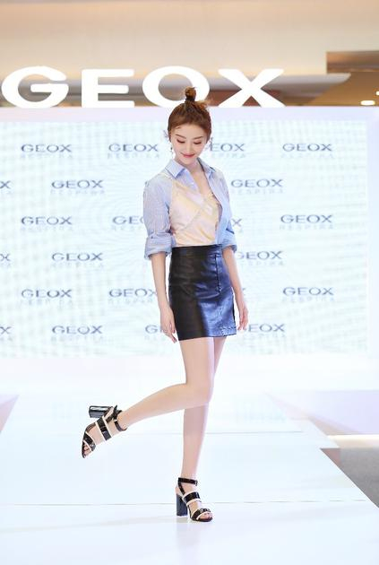 GEOX代言人景甜亮相GEOX北京快闪店揭幕仪式