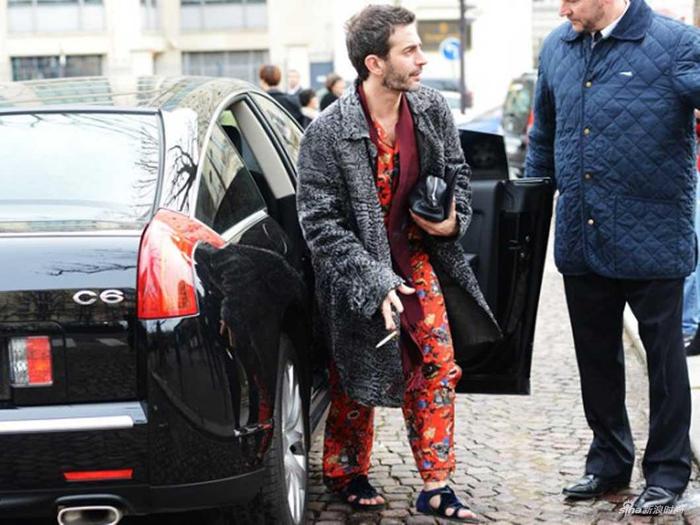 Marc Jacobs 穿睡衣参加party
