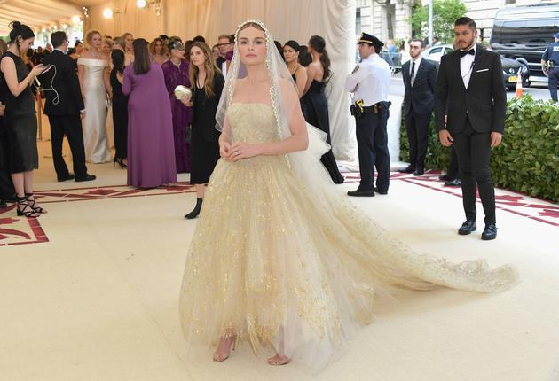 Kate Bosworth穿Oscar de la Renta金色长裙配头纱