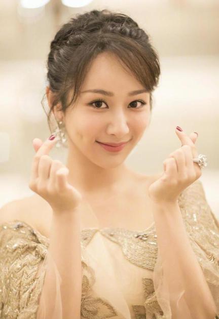 杨紫演绎“奶茶妆”