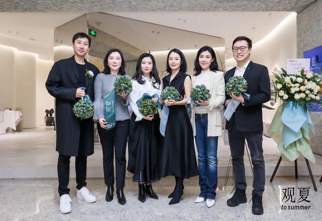 图注——从左至右:观夏创始人兼CEO Elvis先生,IDG资本合伙人闫怡勝女士,三里屯太古里北区招商营运总监Anna Chen女士,观夏联合创始人沈黎女士,时尚女王、了不起的姐姐出品人苏芒女士,真格基金合伙人戴雨森先生