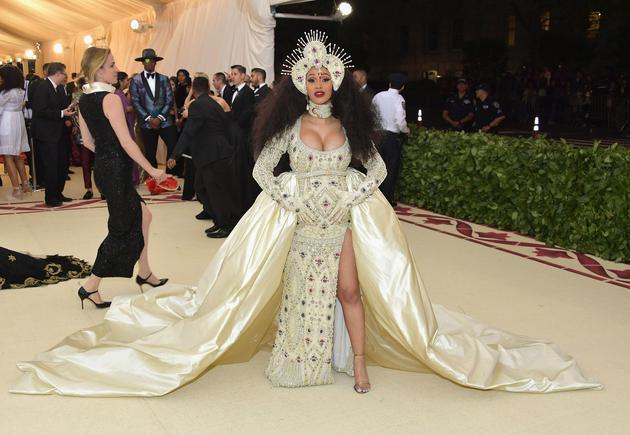 Cardi B穿moschino金色刺绣长裙