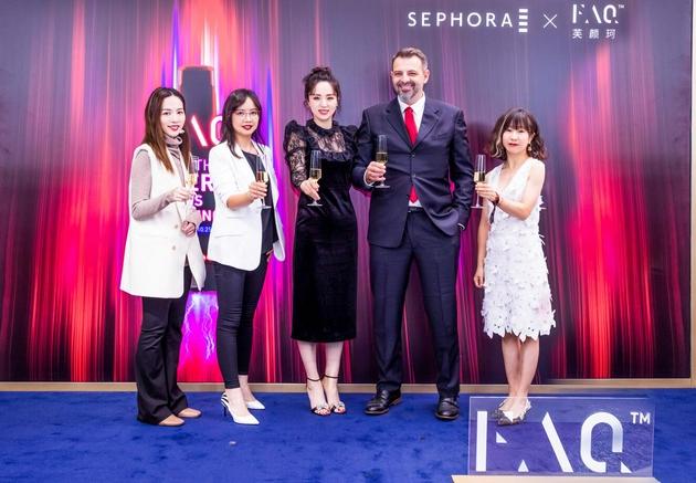 从左至右为丝芙兰品类经理Karol Chen、丝芙兰中国区商品副总裁Ling Meng、明星董璇、芙颜珂中国区总经理 Soldo Davor、芙颜珂销售总监Tracy Zhang