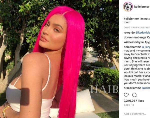 凯莉·詹娜 (Kylie Jenner) 粉色头发造型