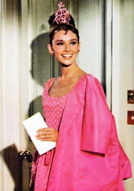 赫本在《蒂凡尼的早餐》(“Breakfast at Tiffany’s)中的粉红色造型
