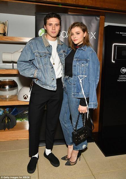 大布和女朋友Chloe Grace Moretz同穿牛仔