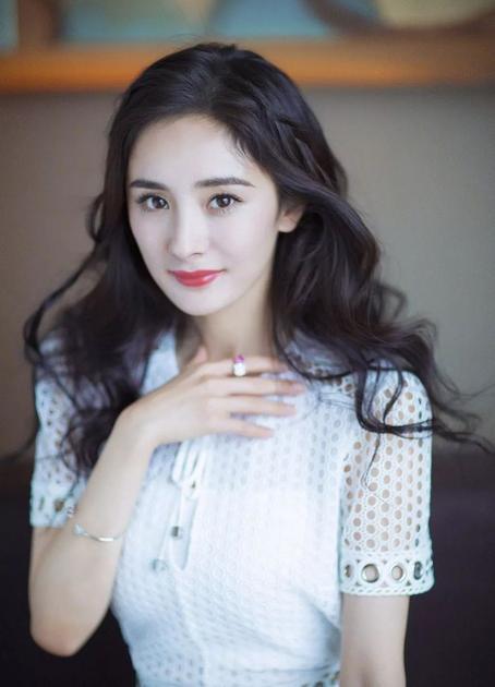 纤细的眉型和柔和的线条使人显得温婉有气质