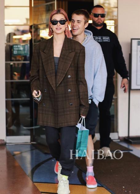 2019年1月11日,海狸 Hailey Baldwin和Justin Bieber在洛杉矶出街