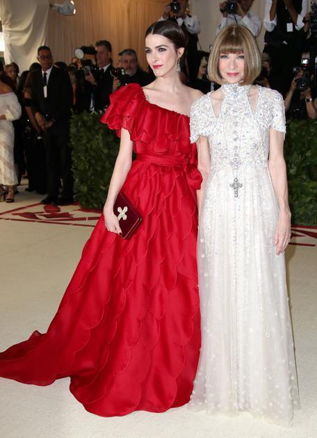 Anna Wintour携女儿亮相,一身valentino红色礼服十足抢镜