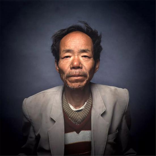 董钧 西安美术学院影视动画系摄影专业主任,模特 120×120cm 收藏级喷绘 2005