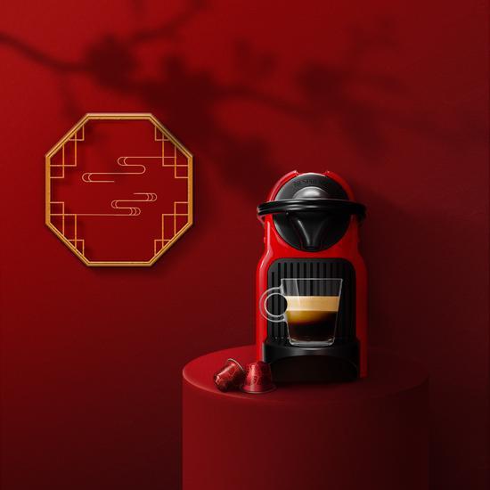红色Inissia咖啡机和上海大杯咖啡