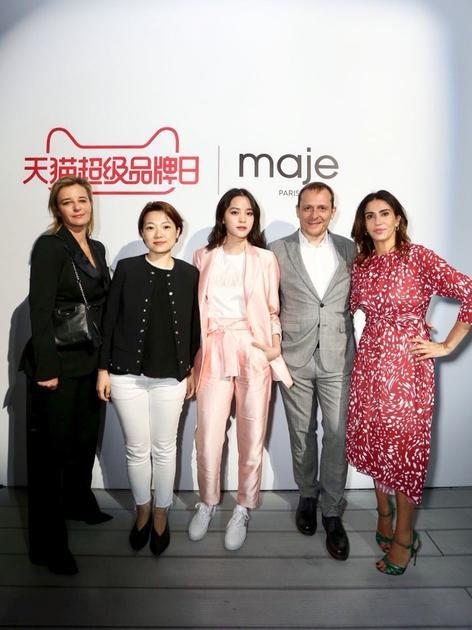 Maje全球CEO Isabelle Guicho(左一)、天猫服饰副总经理梦姑(左二)、欧阳娜娜(中)、SMCP集团亚太区CEO Stéphane Ledru(左四)与Maje品牌创办人兼艺术总监Judith Milgrom
