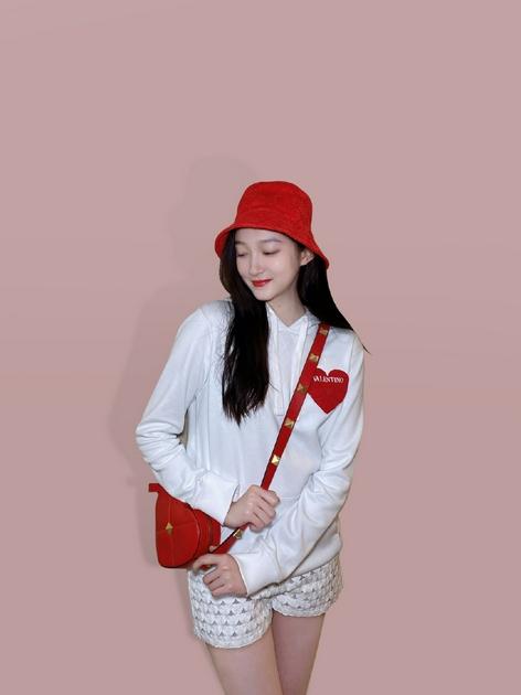 关晓彤 背 AMORE 2021 心形手袋 ¥ 15,500