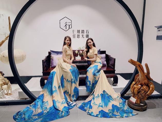 “瑞星”王彤彤、闫铭梓体验红木沙发