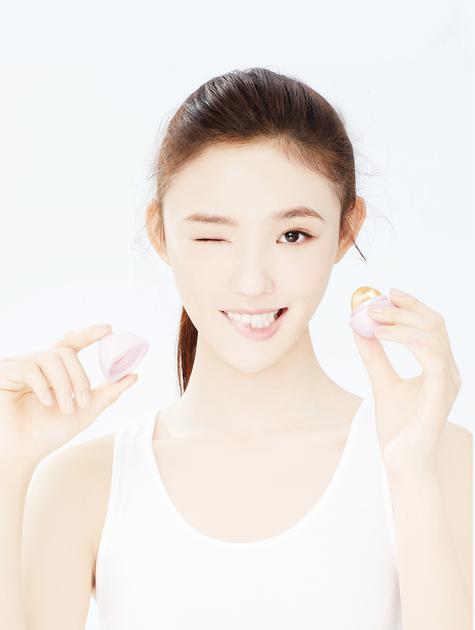 林允使用产品:eos水晶润唇精华球 – 芙蓉蜜桃