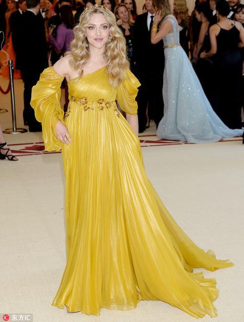Amanda Seyfried 穿金色prada礼服