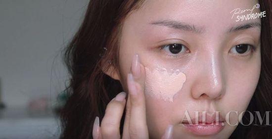 雾面哑光的粉底液,让妆感透明又服帖