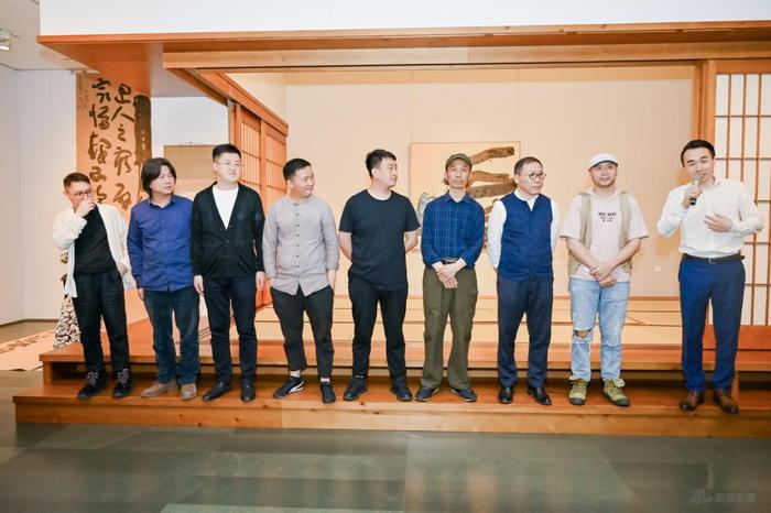 艺术家代表和策展团队上台讲话