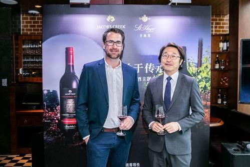 保乐力加酿酒师团队首席酿酒师Dan Swincer(左)与中国首位侍酒师大师吕杨(右)带领现场嘉宾共同领略澳洲葡萄酒的魅力