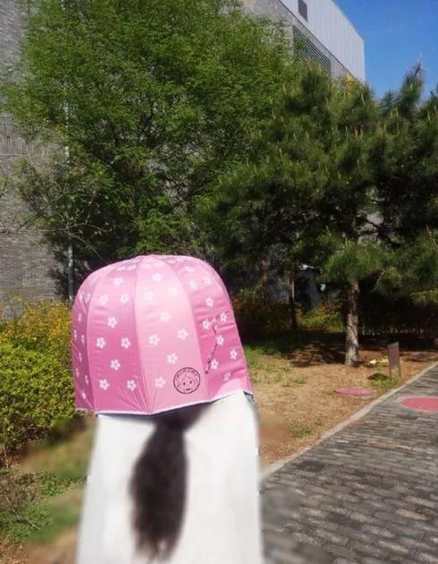 防晒ing的关晓彤,这是谁家太阳伞成精啦?