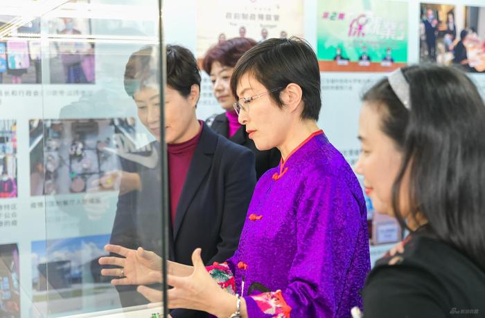 驻沪办主任蔡亮(右二)带领主礼嘉宾参观展览