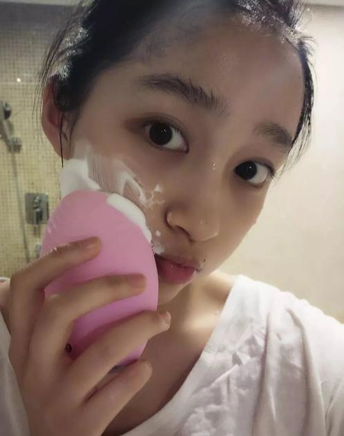关晓彤晒出过她用洁面仪洗脸的照片