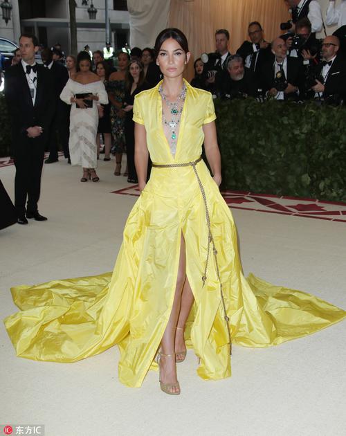 Lily Aldridge穿Ralph Lauren定制礼裙亮相