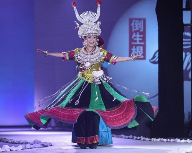 头戴银角、浑身银饰,身穿百褶裙的苗族歌唱家阿幼朵