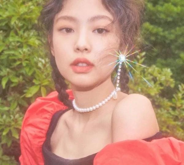 Jennie 内双眼妆
