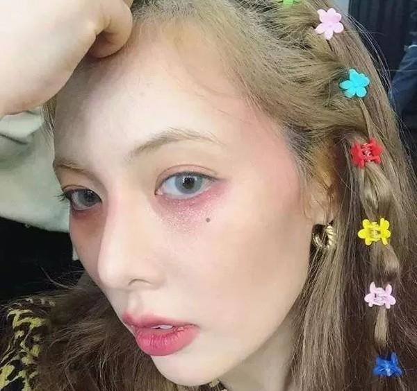 泫雅自身的眉毛比较稀疏又很细