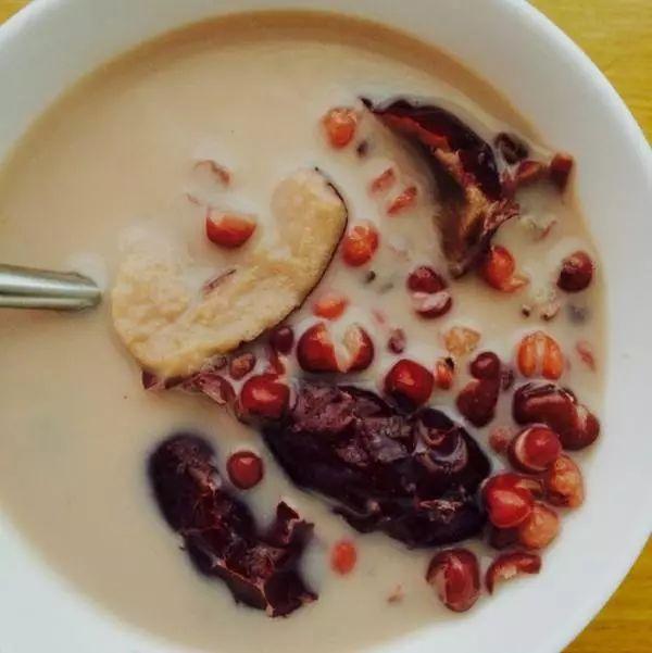 红枣红豆薏仁牛奶粥