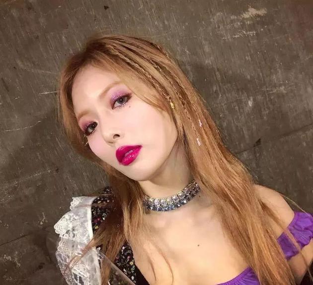 泫雅紫色妆容