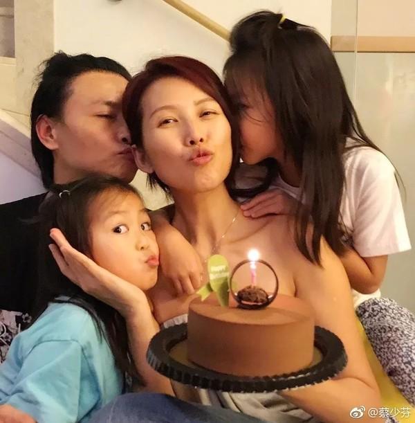 一家子开心果生活在在一起