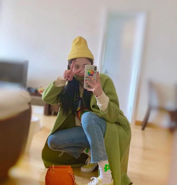 周洁琼绿色大衣