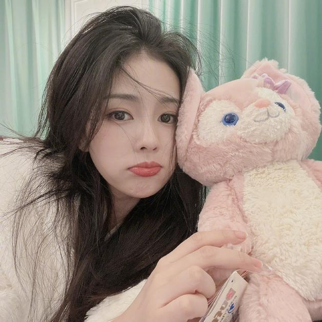 白鹿在微博晒出与玲娜贝儿合照