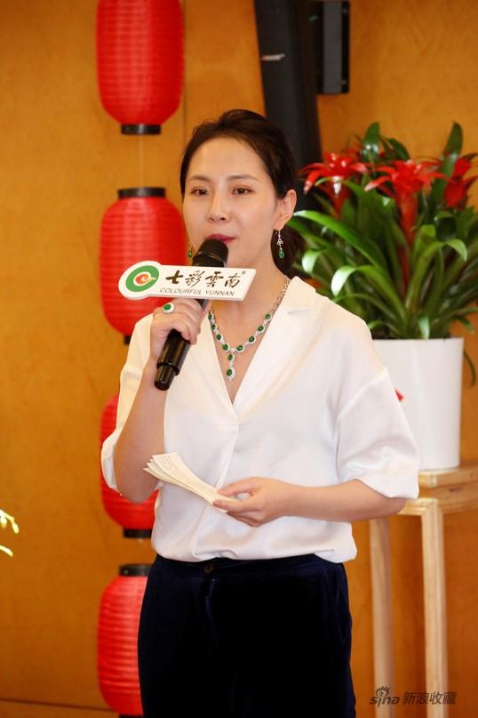 主持人艾珂做开场辞