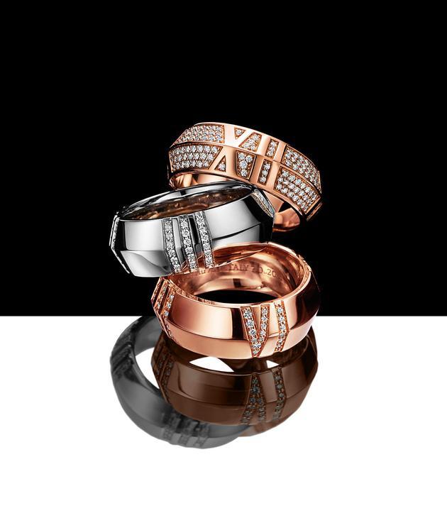 从上至下:Tiffany & Co.蒂芙尼Atlas X系列18K玫瑰金铺镶钻石宽式戒指;18K白金镶钻宽式戒指;18K玫瑰金镶钻宽式戒指