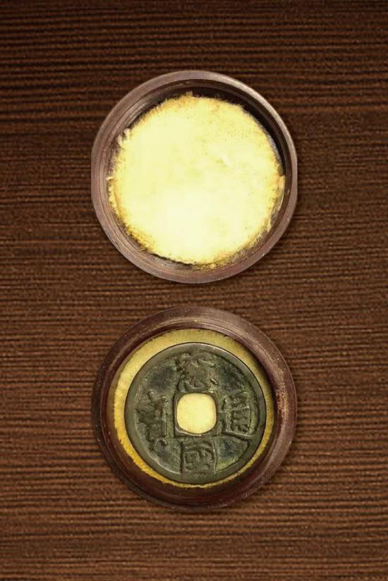 (图4-1:张叔驯藏泉小塑盒,盒内为窗国通宝)