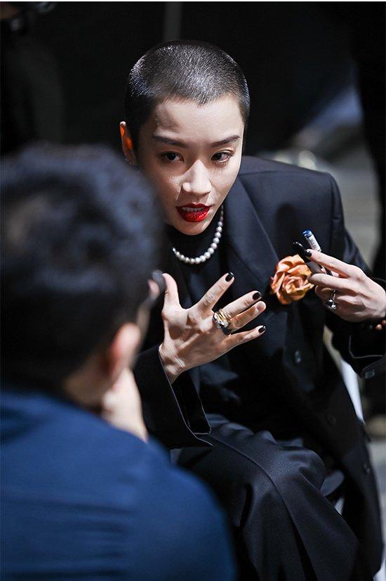 杨盈盈 艺术家/TUYUE涂月创始人/广东省服装设计师协会理事/广东十佳设计师 2008年毕业于广州美术学院美术史系,2019年结业于中央美术学院实验艺术学院。