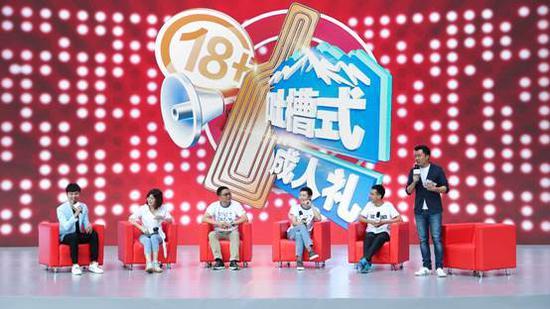 现场上演18岁吐槽式成人礼,以吐槽的形式,吐出正能量,向世界宣告18岁的专属态度(左起:主持人朱桢,18岁元气少女吐提,百威亚太北区法律及企业事务副总裁王仁荣,明智饮酒大使张一山,18岁清华大学生崔晏菲,《吐槽大会》金牌卡司史炎)