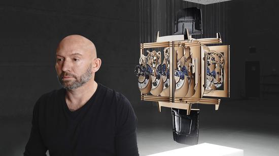 美国装置艺术家迈克·墨菲(Michael Murphy)与其最新杰作“Spacetime时·空”