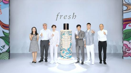 合照从左到右依次:fresh馥蕾诗中国区品牌总经理Stella Ye女士、王府井集团总裁尚喜平先生、fresh馥蕾诗品牌代言人王源先生、LVMH集团大中华区总裁Andrew Wu先生、涂鸦艺术家Edison Zhang张博先生和和王府井集团副总裁胡勇先生