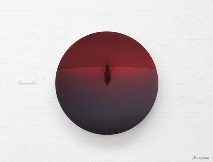 安尼施·卡普尔《Mirror (Red to Burple)》2017,不锈钢和漆,160x160x17.5cm,作品归属:柴志坤先生