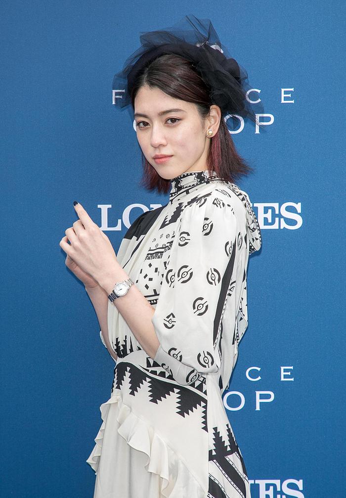 2018年,三吉彩花出席“法国橡树大赛” 赛马活动