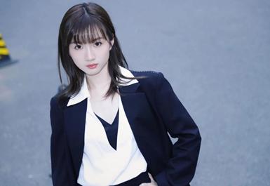 演员李浩菲身着eifini 伊芙丽AUTUMN 2022