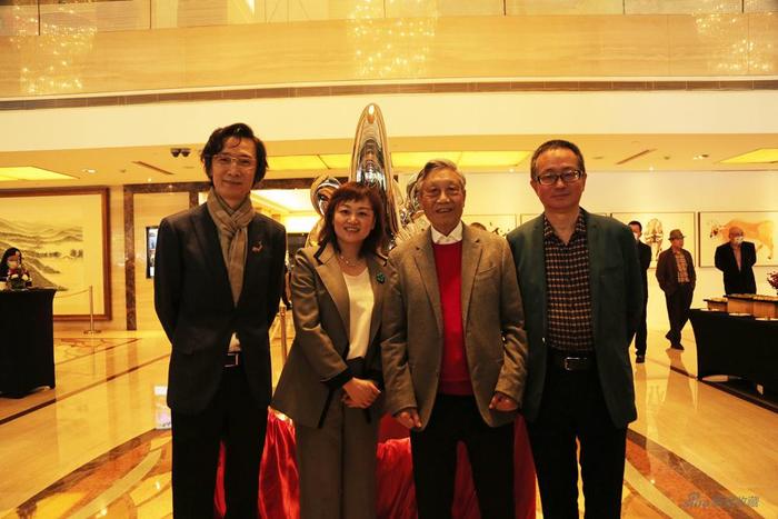嘉宾合影(左起:著名评论家林明杰、上海国际贵都大饭店总经理陈姝娜、著名国画家陈家泠、著名策展人胡晓芒)