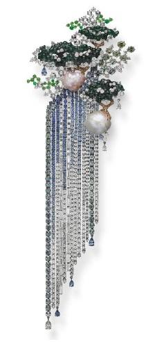 胸针: 18K白金、18K粉红金、天然淡水珍珠、翡翠、黝帘石、祖母绿、蓝宝石及钻石