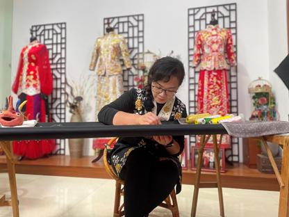 唐志茹 广州市级非遗代表性项目钉金绣裙褂制作技艺传承人