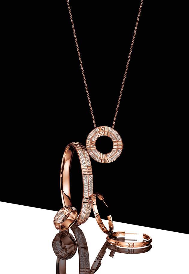 从上至下:Tiffany & Co.蒂芙尼Atlas X系列18K玫瑰金铺镶钻石圈形吊坠,铰链宽式手镯,宽式戒指;18K玫瑰金圈形耳环