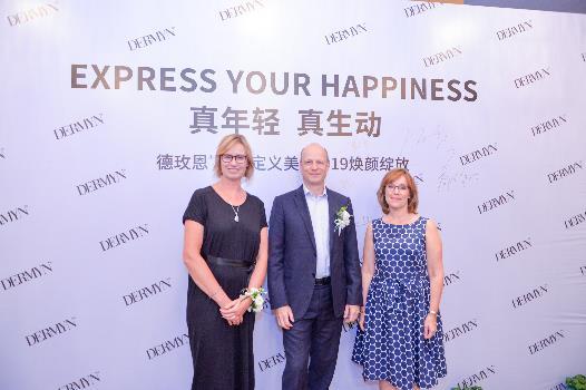 瑞典驻华大使馆参赞、经济处负责人Fredrike Tamas Hermelin女士(右一)、纳德药业首席执行官Ulrika Albers女士(左一)、安根途创始人大龙先生(中)